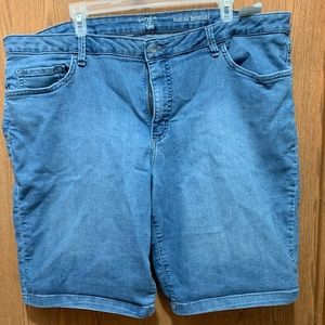 Riders by Lee  mid-rise Bermuda Shorts. Size 22